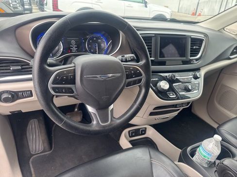 Used 2021 Chrysler Voyager Lxi image 12