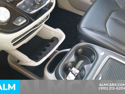 Used 2023 Chrysler Pacifica Touring-L image 10