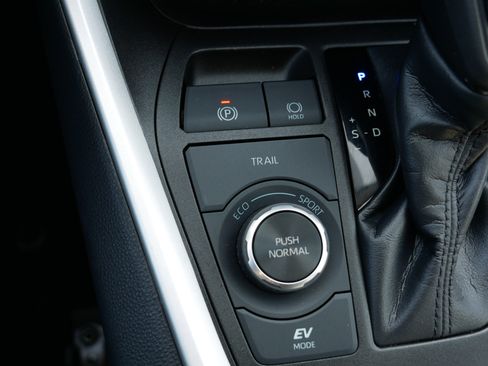 Used 2022 Toyota RAV4 LE image 29