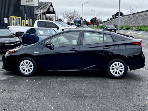 Used 2021 Toyota Prius LE image 8