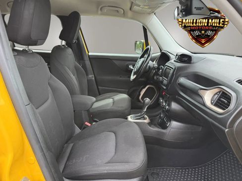 Used 2017 Jeep Renegade Latitude w/ Safety & Security Group AWD/4WD image 18
