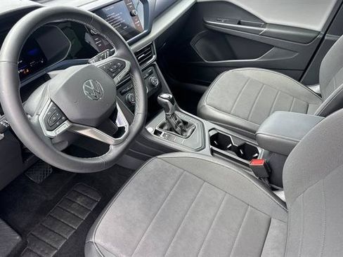 Used 2022 Volkswagen Taos SE w/ Panoramic Sunroof Package FWD image 9
