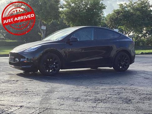Used 2023 Tesla Model Y Long Range image 1