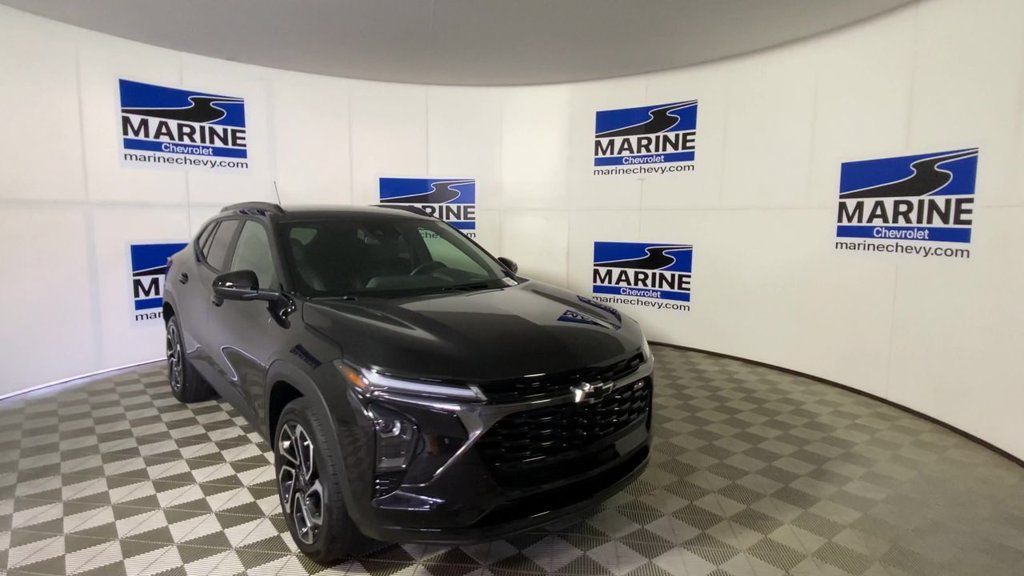 Used 2025 Chevrolet Trax RS w/ Driver Confidence Package FWD image 4