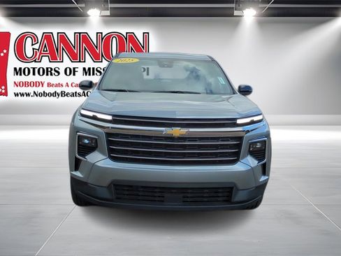 Used 2025 Chevrolet Traverse LT image 2