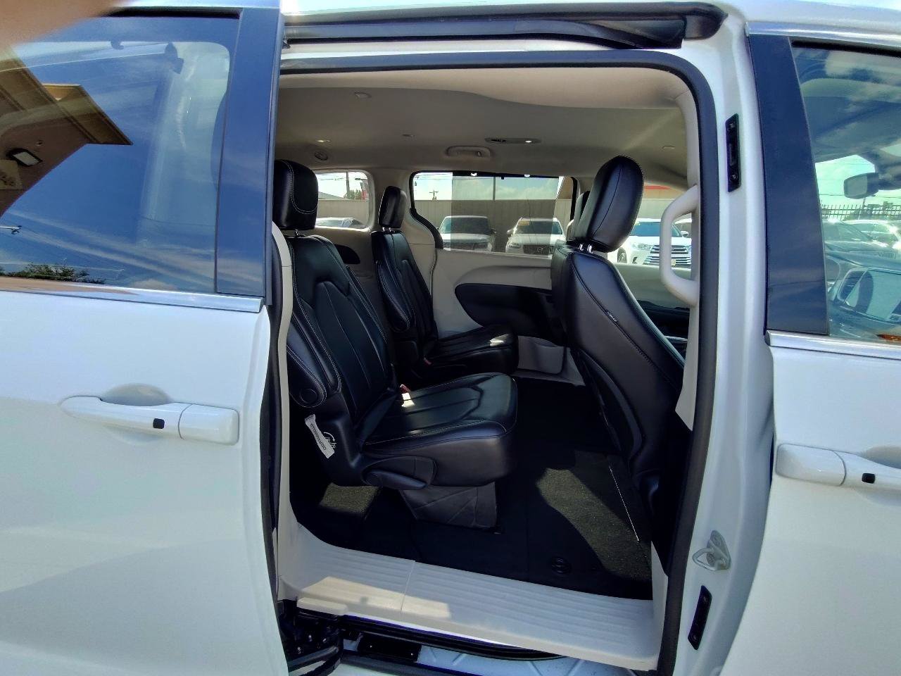 Used 2023 Chrysler Pacifica Touring-L FWD image 43