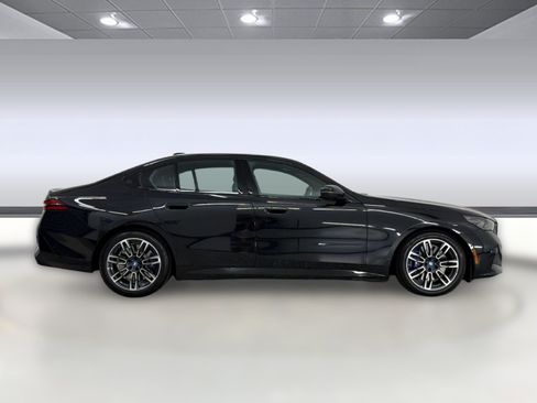 Used 2025 BMW 550e xDrive w/ Premium Package AWD/4WD image 8