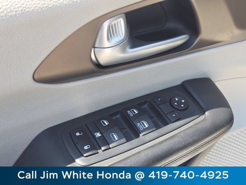 Used 2018 Chrysler Pacifica Touring-L w/ Premium Audio Group FWD image 24