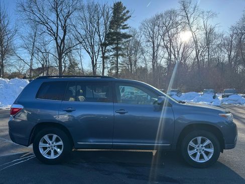 Used 2011 Toyota Highlander SE w/ Tow Pkg image 4