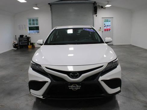 Used 2022 Toyota Camry SE FWD image 3