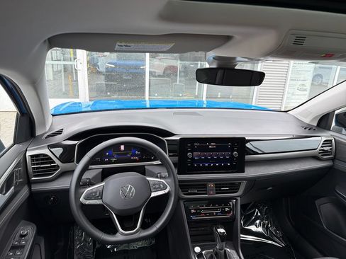 Used 2025 Volkswagen Taos SE AWD/4WD image 15