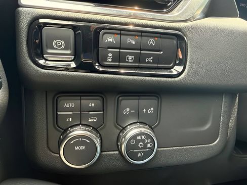 Used 2025 GMC Yukon XL Denali AWD/4WD image 25