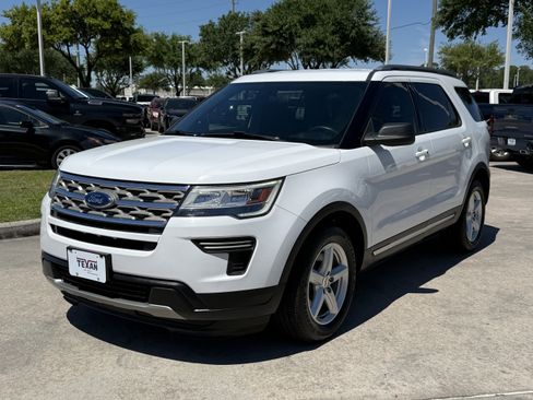 Used 2018 Ford Explorer XLT image 9
