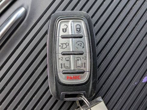 Used 2022 Chrysler Pacifica Limited w/ Uconnect Theater Family Group FWD image 37