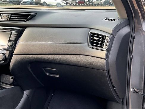 Used 2018 Nissan Rogue SV image 16