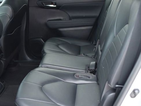 Used 2021 Toyota Highlander XLE AWD/4WD image 38