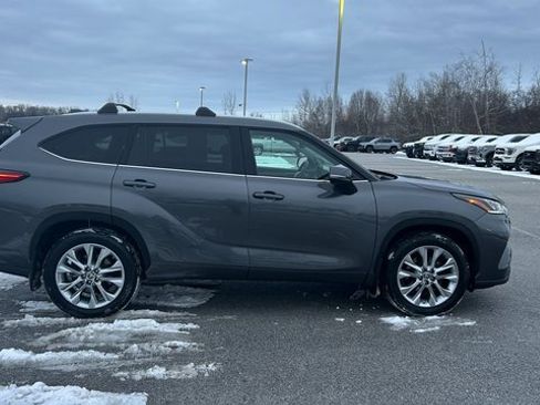 Used 2023 Toyota Highlander Limited image 2