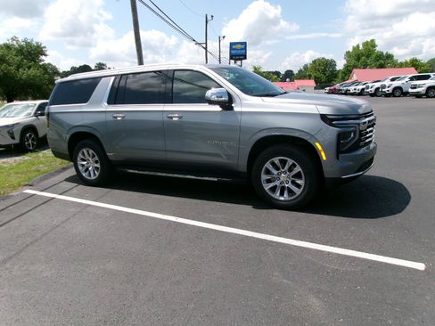 Used 2025 Chevrolet Suburban Premier AWD/4WD image 1
