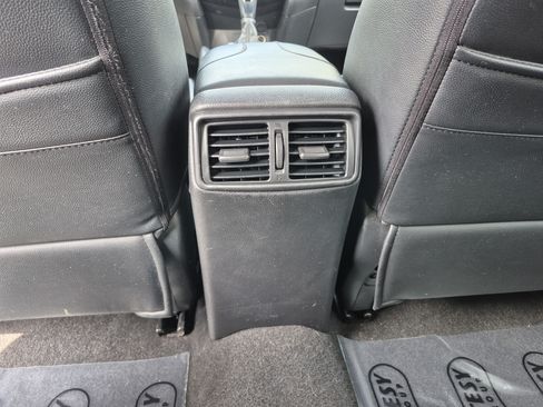 Used 2018 Nissan Rogue SV w/ Premium Package FWD image 19