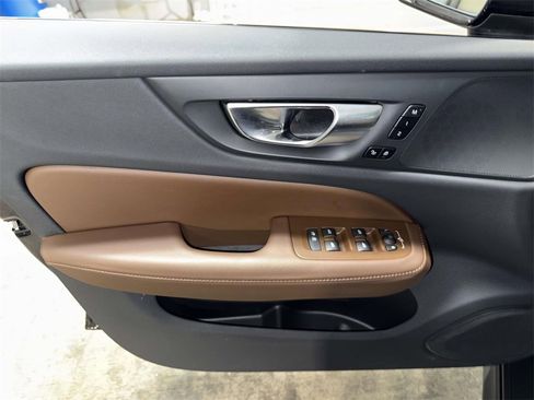Used 2025 Volvo V60 B5 Cross Country Plus image 20