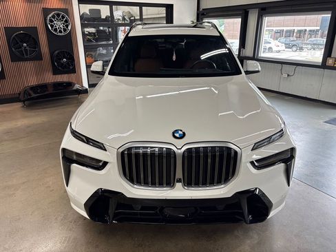 Used 2024 BMW X7 xDrive40i w/ M Sport Package AWD/4WD image 16