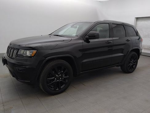 Used 2018 Jeep Grand Cherokee Altitude RWD image 2