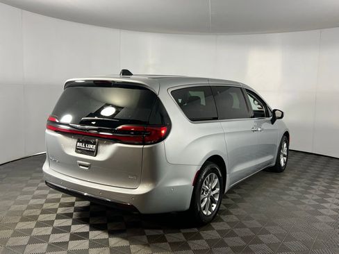 Used 2023 Chrysler Pacifica Touring-L w/ Uconnect Theater Family Group image 7