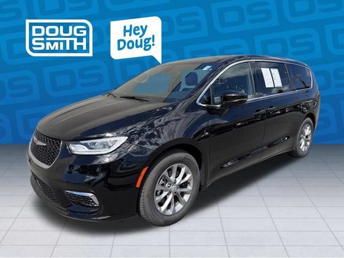 Used 2026 Chrysler Pacifica Limited FWD image 1
