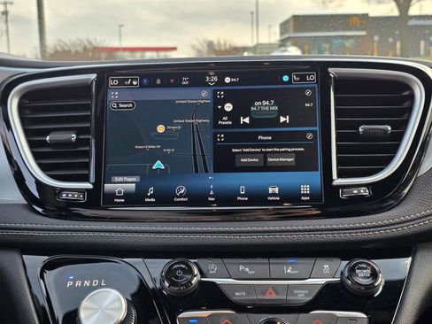 Used 2025 Chrysler Pacifica Limited image 22