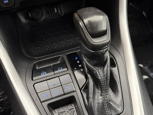 Used 2019 Toyota RAV4 LE image 19