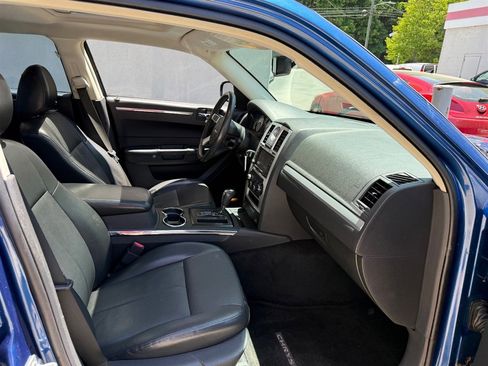 Used 2010 Chrysler 300 Touring RWD image 4