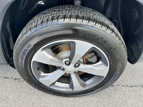 Used 2019 Jeep Cherokee Limited image 9