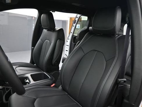 Used 2025 Chrysler Voyager LX FWD image 11