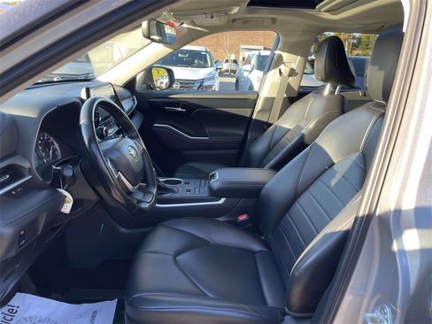 Used 2022 Toyota Highlander XLE image 13