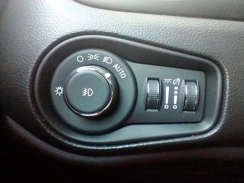 Used 2021 Jeep Renegade Latitude image 24