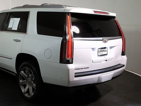 Used 2019 Cadillac Escalade Premium Luxury image 11