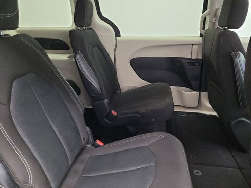 Used 2022 Chrysler Voyager LX image 19