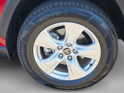 Used 2021 Toyota RAV4 XLE w/ Convenience Package FWD image 30