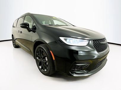Used 2021 Chrysler Pacifica Limited w/ Uconnect Theater Family Group