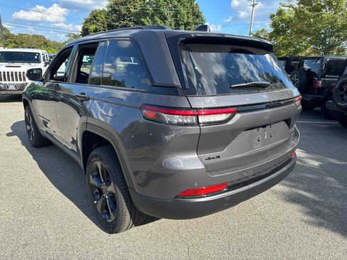 New 2025 Jeep Grand Cherokee Limited w/ Black Appearance Package image 4