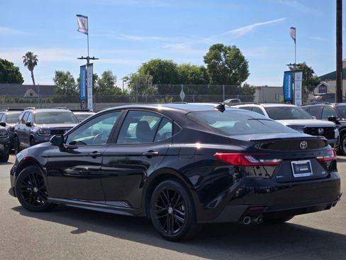 Used 2025 Toyota Camry SE FWD image 5