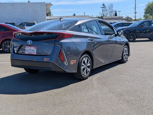 Used 2018 Toyota Prius Prime Premium image 5