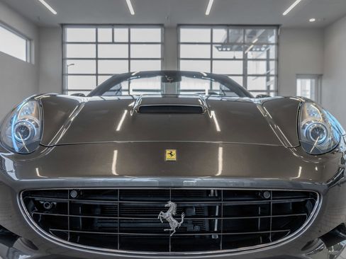 Used 2013 Ferrari California image 25