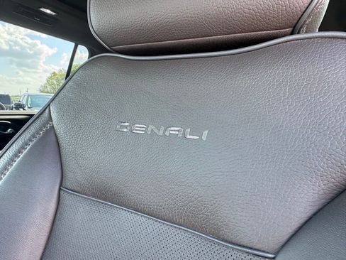 Used 2022 GMC Yukon XL Denali w/ Denali Premium Package image 25