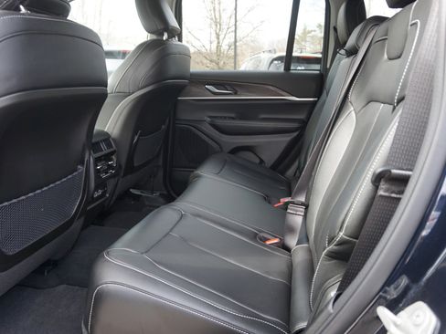 Used 2023 Jeep Grand Cherokee Limited image 14