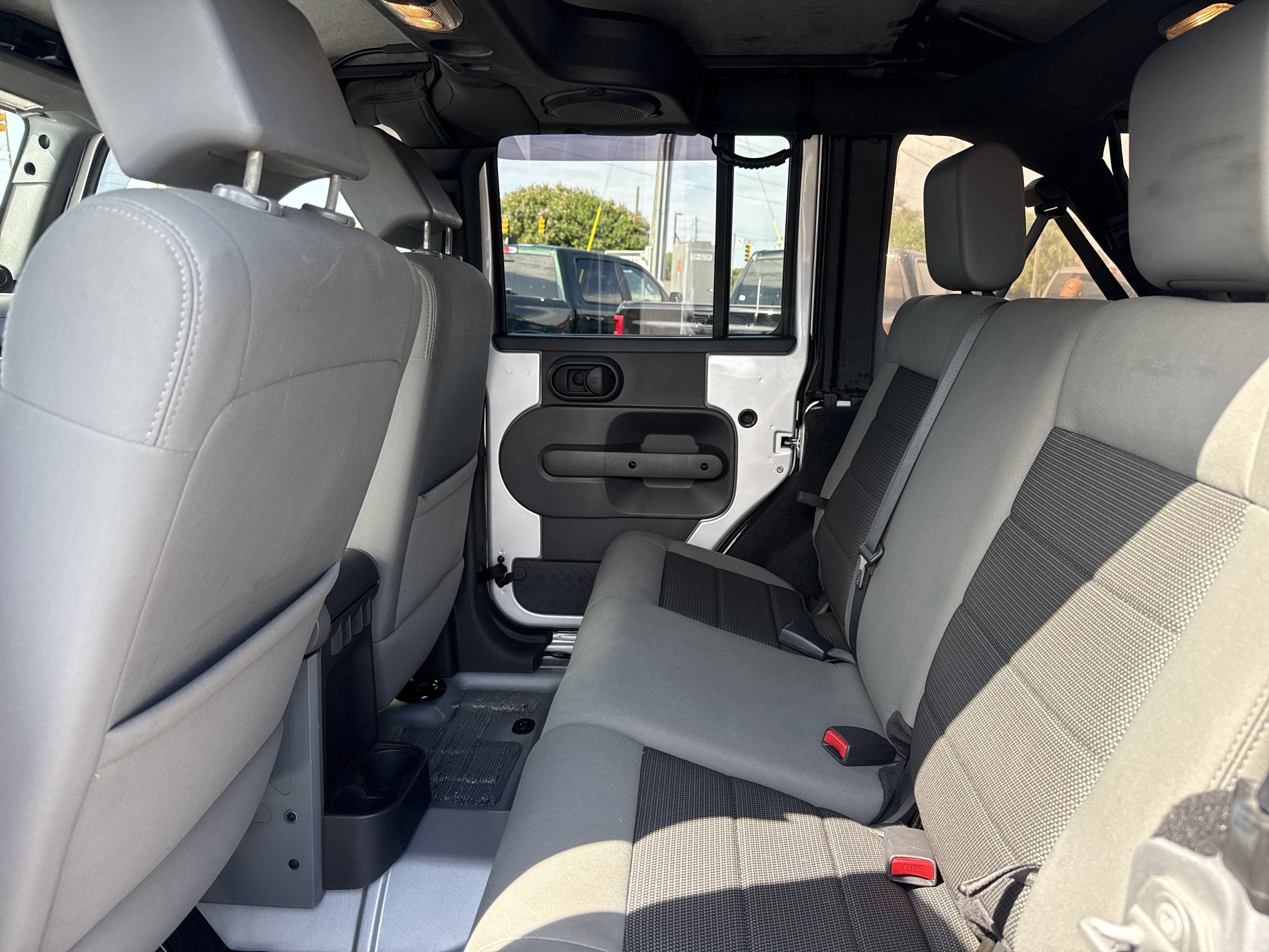 Used 2010 Jeep Wrangler Unlimited Sahara w/ Dual Top Group AWD/4WD image 29