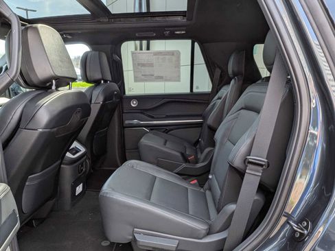 New 2026 Lincoln Navigator Reserve AWD/4WD image 18