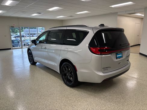 New 2026 Chrysler Pacifica Limited w/ S Appearance Package image 7