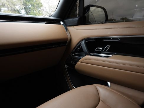 Used 2025 Land Rover Range Rover Long Wheelbase Autobiography image 8