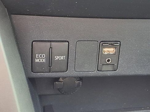 Used 2018 Toyota RAV4 LE image 5